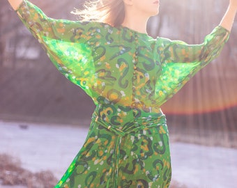 Vintage Sophisticated Green Silk Dress with Midi Length and Bat Sleeves