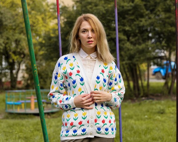 Vintage cardigan White Tulips cardigan sweater Cut