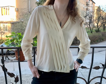 Elegante vintage zijden damesblouse in ivoorwit - tijdloze stijl