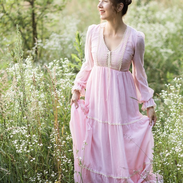 Enchanting Vintage Pink Lace Maxi Dress - Fairy Prom Dress for a Timeless Look