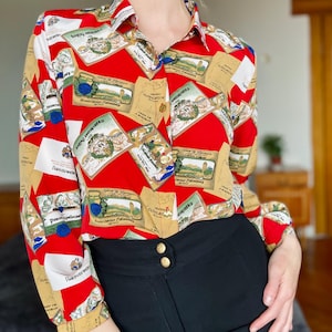 Carta de Amor – Camisa Vintage Roja con Estampado de Postales & Botones Dorados