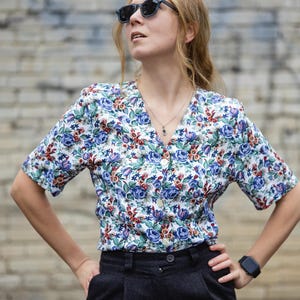 Vintage Floral Button-Up Blouse: Romantic Women&#39;s Shirt - Size S/M