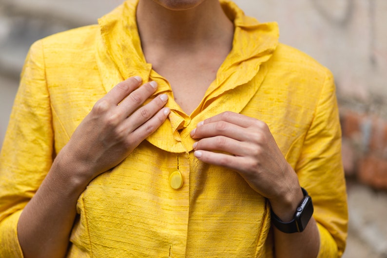 Chemisier vintage en soie jaune soleil : charme rétro intemporel avec une touche de couleur image 3