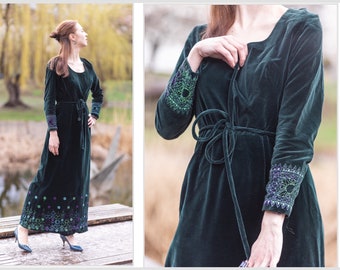Vintage Green Velvet Maxi Dress: Embroidered Beauty with Long Sleeves