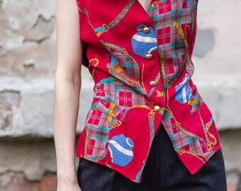 Knallrote Vintage-Weste mit Tartan & Reitmotiv – Made in Switzerland