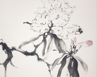 Könnte beinhalten: Tuschemalerei eines blühenden Zweigs mit weißen und rosa Blüten. Das Kunstwerk zeigt eine detaillierte Darstellung der Blüten und Blätter, wobei der Schwerpunkt auf den feinen Linien und Texturen liegt, die durch die Tinte erzeugt werden.