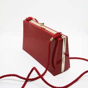Vintage Plastik-Tasche  Handtasche Mid-Century bis 70er Jahre Rot Gold lange Kordel. Merke: "C"  Sammlerstück Seltenheit