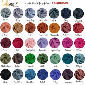 Pu&ograve; includere: Una cartella colori con 64 campioni di tessuto in una variet&agrave; di colori, tra cui rosso, blu, verde e marrone. Il tessuto &egrave; un tessuto a doppia garza stropicciato. Il testo "Crinkle Double Gauze fabric 64 COLOURS" &egrave; in cima alla cartella.