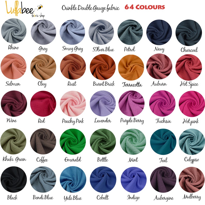 Pu&ograve; includere: Una cartella colori con 64 campioni di tessuto in una variet&agrave; di colori, tra cui rosso, blu, verde e marrone. Il tessuto &egrave; un tessuto a doppia garza stropicciato. Il testo "Crinkle Double Gauze fabric 64 COLOURS" &egrave; in cima alla cartella.