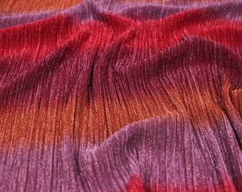 Tela de malla de nailon con pliegues arrugados, color rojo malva brillante y luz de luna, para ocasiones especiales.