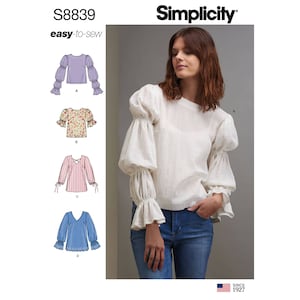 Peut inclure: Patron de couture Simplicity S8839, facile à coudre, pour un chemisier femme à manches bouffantes. Le patron comprend quatre variantes de manches différentes : A - violet uni, B - imprimé floral, C - rayé et D - bleu uni avec bordure en dentelle.
