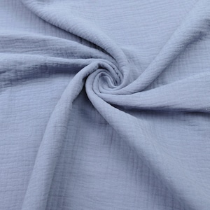 Pu&ograve; includere: Un primo piano di un tessuto morbido e blu con una texture stropicciata. Il tessuto &egrave; in cotone ed &egrave; perfetto per una variet&agrave; di progetti di cucito.
