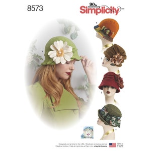 Könnte beinhalten: Ein Schnittmuster für fünf verschiedene Stile von Damenhüten. Die Hüte sind aus Filz und haben verschiedene Verzierungen, darunter Blumen, Bänder und Stoffreste. Das Schnittmuster ist von Simplicity und für die Größe 8573.