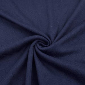 Puede incluir: Primer plano de una tela azul oscuro con un sutil patr&oacute;n texturizado. La tela es suave y tiene un aspecto ligeramente arrugado.