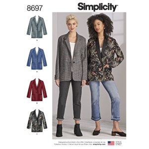 Könnte beinhalten: Ein Simplicity-Schnittmuster für eine Jacke mit drei verschiedenen Stoffoptionen: ein blauer karierter Stoff, ein einfarbiger blauer Stoff und ein roter Stoff. Das Schnittmuster enthält auch eine Jacke mit schwarzem und weißem Blumendruck. Die Schnittmuster-Nummer ist 8697.