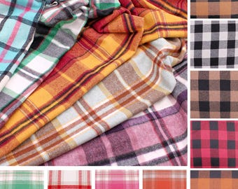Puede incluir: Surtido de telas a cuadros en varios colores, incluyendo rojo, azul, verde, naranja, rosa y marrón. Las telas están dobladas y dispuestas en un patrón de cuadrícula.
