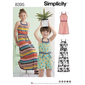 Può includere: Un cartamodello per abiti e tute per ragazze. Il cartamodello include tre stili diversi: un abito maxi a righe, una tuta corta con stampa ananas e una tuta a gamba larga con stampa floreale. Il cartamodello è Simplicity 8395.