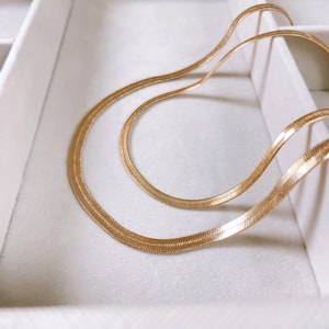 Collier à chevrons / étrangleur à chevrons / collier rempli d’or 18 carats / collier de longueur personnalisée / 4mm
