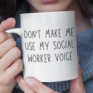 Könnte beinhalten: Eine weiße Keramiktasse mit schwarzem Text, der "Lass mich nicht meine Sozialarbeiter-Stimme benutzen" lautet.