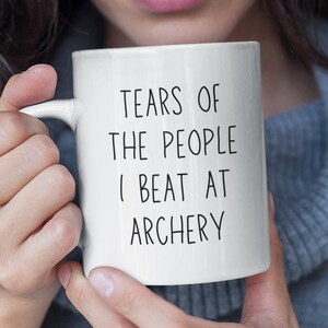 Bogenschütze - Bogenschießen Becher - Geschenk - Tasse für Bogenschütze - Bogenschießen Geschenk - Geschenk für Bogenschütze - Daumenschutz - Köcher - Bogenschützen-Trainer Becher - Bogenschießen Schmuck