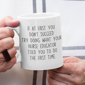 Puede incluir: Taza de cer&aacute;mica blanca con texto negro que dice: "Si al principio no tienes &eacute;xito, intenta hacer lo que tu educador de enfermer&iacute;a te dijo que hicieras la primera vez."
