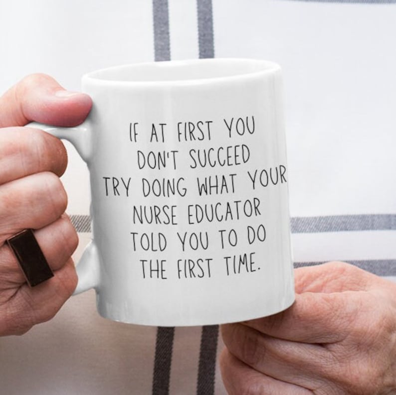 Puede incluir: Taza de cer&aacute;mica blanca con texto negro que dice: "Si al principio no tienes &eacute;xito, intenta hacer lo que tu educador de enfermer&iacute;a te dijo que hicieras la primera vez."