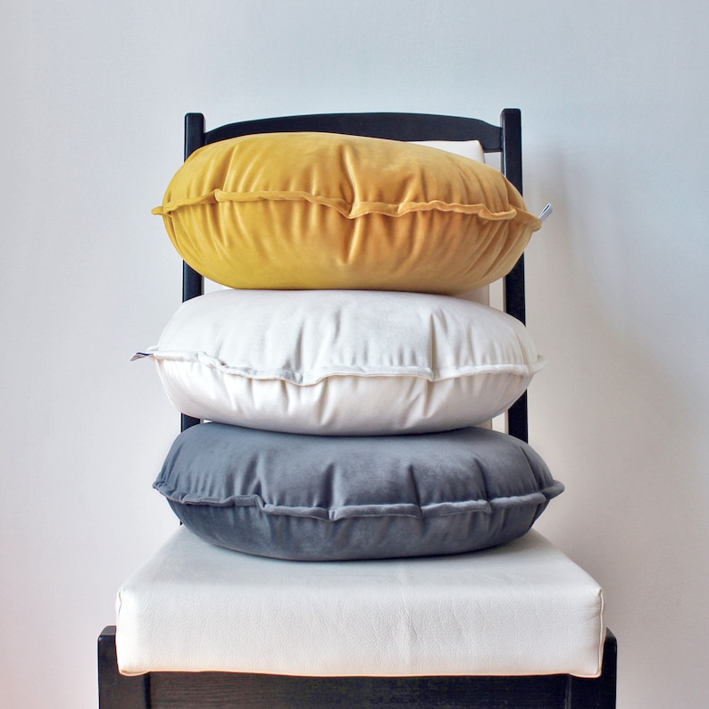 Round velvet cushion Available in different colors