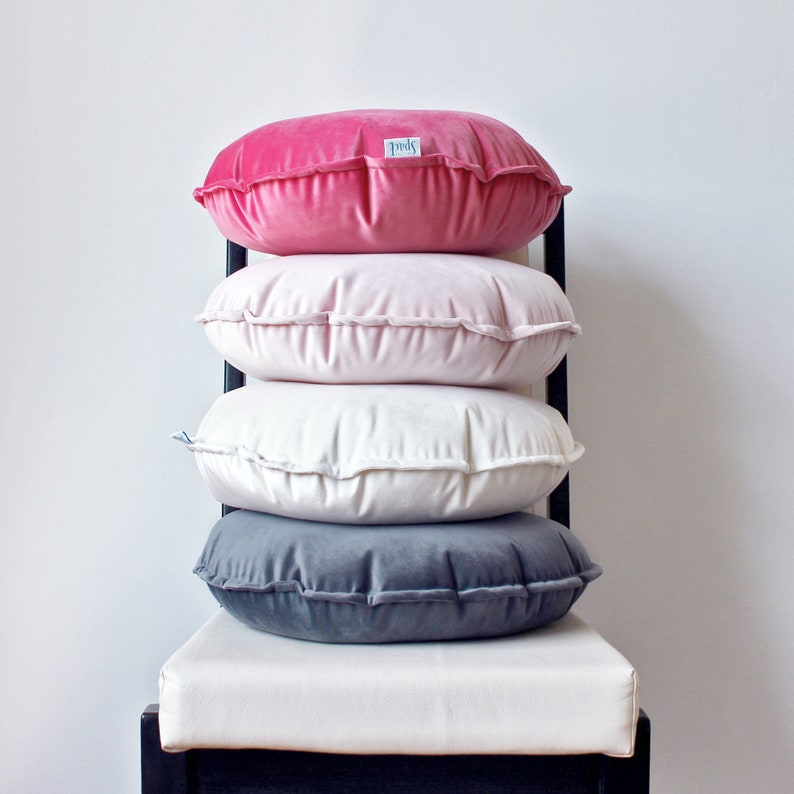 Round velvet cushion Available in different colors