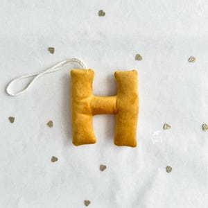 Decoración de letras de terciopelo, personaje del alfabeto colgante hecho a mano, adorno sostenible para guardería, etiqueta con inicial personalizada, regalo de nombre para baby shower
