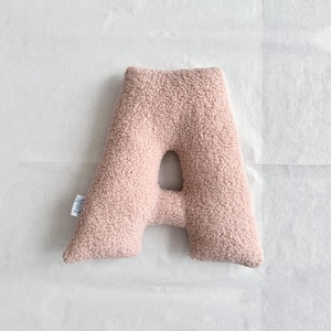 Almohada con letras de Boucle, cojín decorativo suave con alfabeto, regalo personalizado, bonito, rosa, beige y blanco, decoración para habitación infantil hecha a mano con iniciales