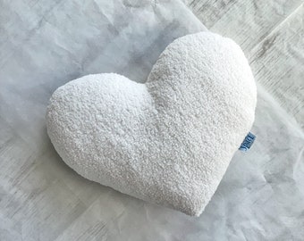 Cremeweißes Boucle-Herzkissen, Ecru-Teddyboho-Herzförmiges dekoratives Kissen, Weiches Bouclé-Babypartygeschenk, Liebes-Valentinstagdekor