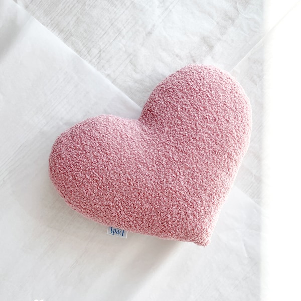 Coussin coeur bouclé rose poudré, coussin décoratif en forme de coeur nounours bohème rose poudré, cadeau de baby shower en bouclé doux, décoration amour Saint-Valentin