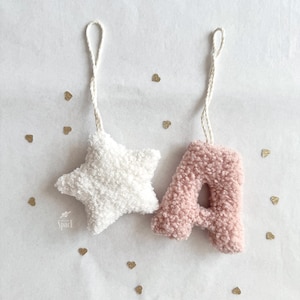 Boucle Buchstabe-Dekor, handgemachtes Alphabet-hängender Charakter, persönliche Namensverzierung, rosa Buchstabe-Kinderzimmerdekoration, beige kundenspezifischer Anfangsanhänger