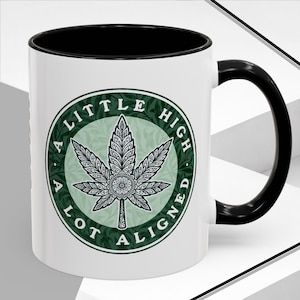 Taza personalizada "A Little High A Lot Aligned" / Taza de café con espiritualidad cannábica, regalo para fumetas conscientes, cerámica de 325 ml