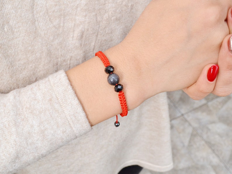 Protection bracelet Red string of fate Kabbalah bracelet Evil eye meaning Grey cat eye Cat eye bracelet Red thread Healing gemstone