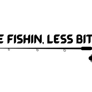 Puede incluir: Gráfico en blanco y negro que presenta una caña de pescar con el texto "MORE FISHIN, LESS BITCHIN". La caña tiene guías, un carrete y un mango, sobre un fondo blanco.