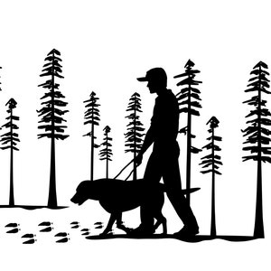 Könnte beinhalten: Eine Schwarz-Weiß-Silhouette zeigt eine Person, die einen Hund an der Leine durch einen Wald aus hohen Kiefern führt. Fußabdrücke sind im Vordergrund zu sehen. Die Person trägt eine Kappe.