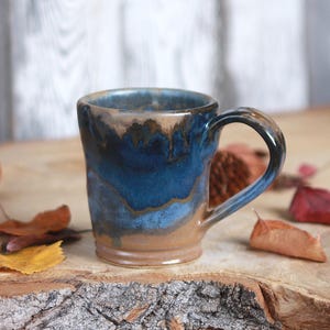 Mug rustique en céramique bleue, fait main, 30 cl, en grès beige avec large anse, texture vieillie bleue et beige.