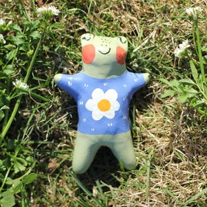 Daisy the Frog - Polymer Clay Figurine