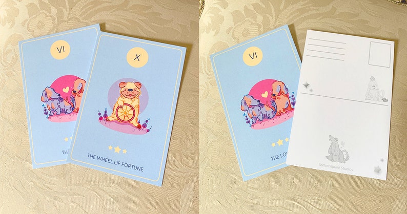Puede incluir: Dos cartas de tarot ilustradas con un fondo azul claro. La carta de la izquierda es la carta de los Enamorados, que presenta a dos perros enamorados. La carta de la derecha es la carta de la Rueda de la Fortuna, que presenta a un perro sosteniendo una rueda con una rodaja de naranja.