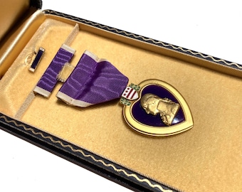 WW2 US Government Issued Army Purple Heart Medal w/ Case + Lapel Pin + Ribbon Bar