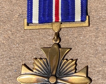 実物大の英国空軍殊勲飛行十字章/勲章。DFC。RAF。ブロンズ。複製