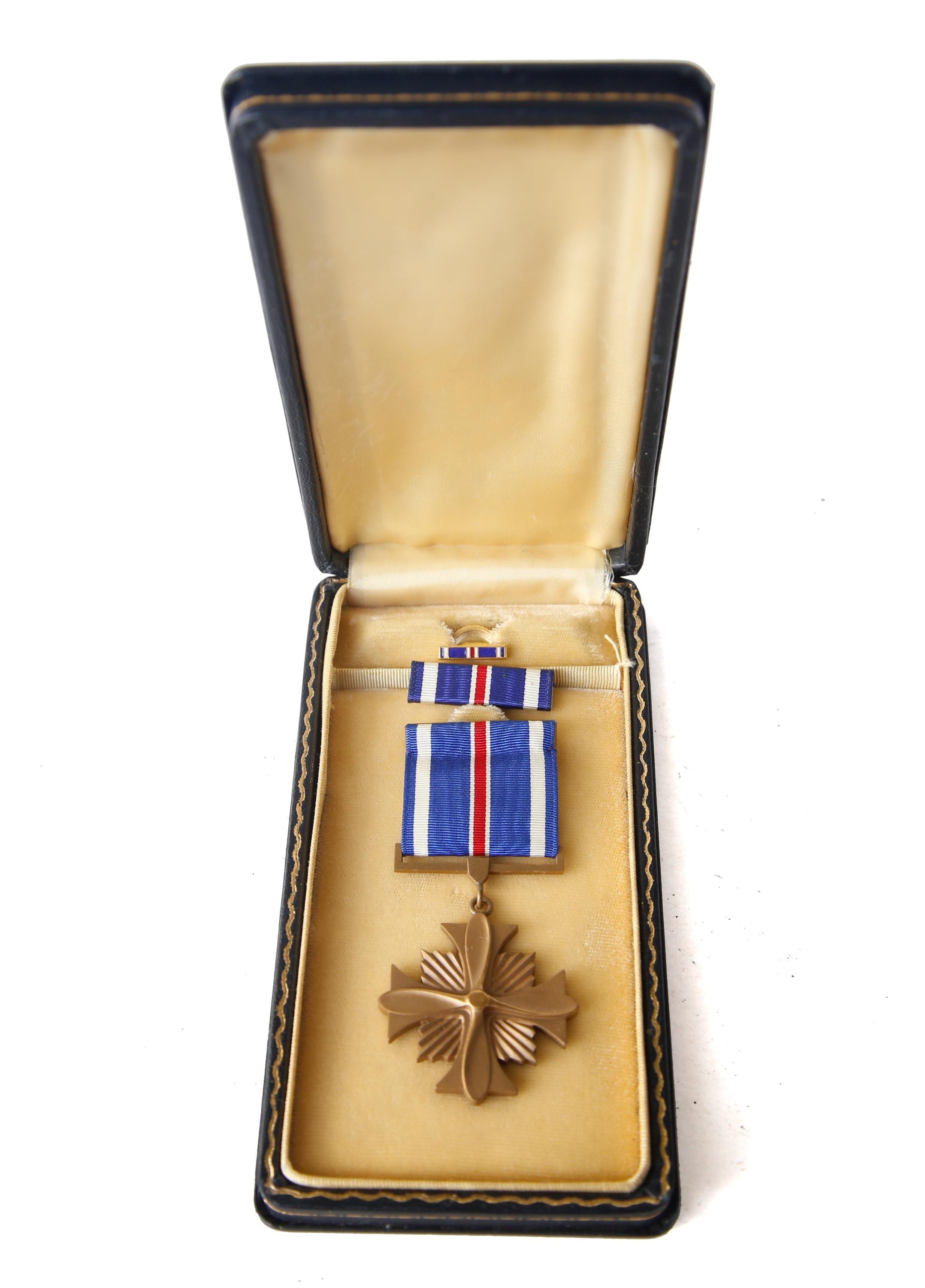 WW2 US Navy Distinguished Flying Cross Medal With Case & Lapel Pin