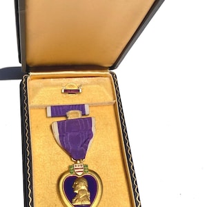 WW2 US Government Issued Army Purple Heart Medal w/ Case + Lapel Pin + Ribbon Bar