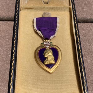 WW2 US Government Issued Army Purple Heart Medal w/ Case