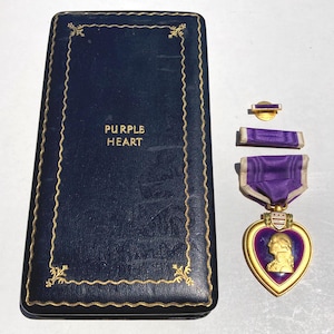 WW2 US Government Issued Army Purple Heart Medal w/ Case + Lapel Pin + Ribbon Bar