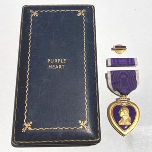WW2 US Government Issued Army Purple Heart Medal w/ Case + Lapel Pin + Ribbon Bar