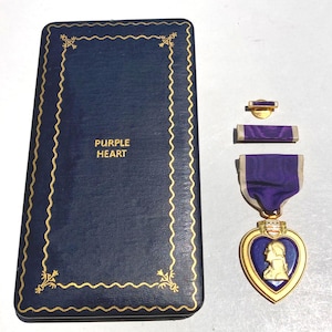 WW2 US Government Issued Army Purple Heart Medal w/ Case + Lapel Pin + Ribbon Bar