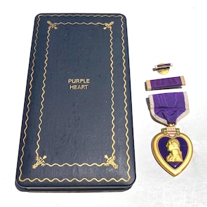 WW2 US Government Issued Army Purple Heart Medal w/ Case + Lapel Pin + Ribbon Bar