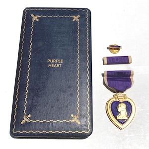 WW2 US Government Issued Army Purple Heart Medal w/ Case + Lapel Pin + Ribbon Bar